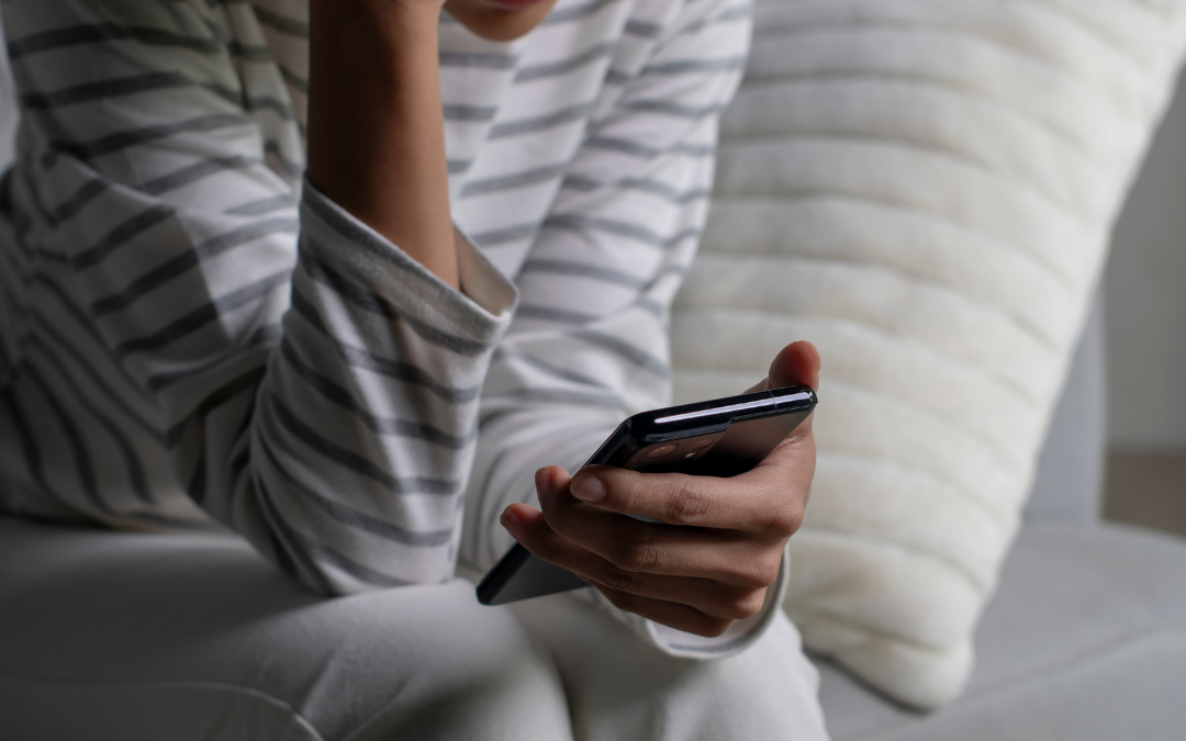 Zakaj danes toliko ljudi navzven »funkcionira«, a se v resnici ne počuti dobro?